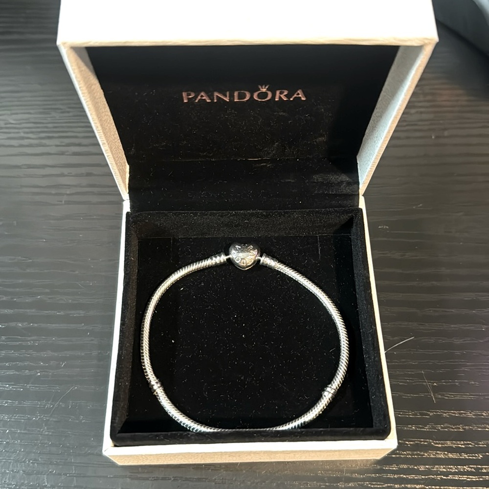 NWOT Pandora Silver Heart Clasp Bracelet Size 8 1/4 Inch